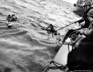 Des naufragés américains d'un LCI sont recueillis à bord d'un chaland LCVP. Photo : US National Archives