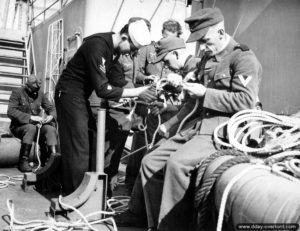 Des prisonniers allemands apprennent à faire des nœuds pendant la traversée de la Manche. Photo : US National Archives