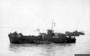 Des personnels montent à bord d'un LCVP depuis le LCI(L)-540 au large d'Omaha Beach. Photo : US National Archives