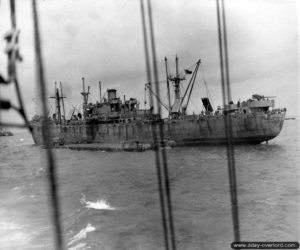 Un Liberty Ship décharge du matériel au large des côtes normandes sur un ponton rhino-ferry. Photo : US National Archives