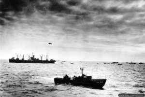 Une vedette des garde-côtes USCG 53, des LCVP, un LCI et un Liberty Ship au large de la Normandie. Photo : US National Archives