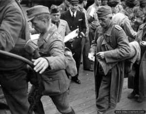 Des prisonniers allemands débarquent en Angleterre avec leurs affaires pour rejoindre un camp. Photo : US National Archives