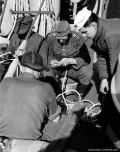 Des prisonniers allemands apprennent à faire des nœuds pendant la traversée de la Manche. Photo : US National Archives