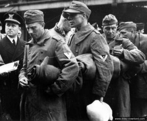 Des prisonniers allemands débarquent en Angleterre avec leurs affaires pour rejoindre un camp. Photo : US National Archives