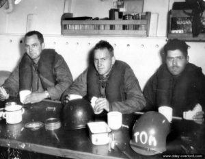 Des barreurs de chalands de débarquement LCM prennent un petit-déjeuner. Photo : US National Archives