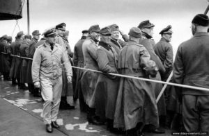 Des prisonniers allemands à bord d'un bâtiment américain pendant la traversée vers l'Angleterre. Photo : US National Archives