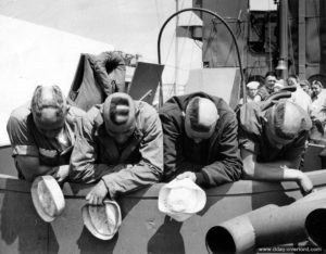 Ces marins ont choisi une coiffure de guerre formant le mot "Hell" signifiant "enfer" en anglais. Photo : US National Archives