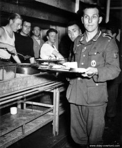 Des prisonniers allemands prennent leur repas pendant la traversée vers l'Angleterre. Photo : US National Archives