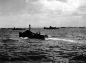 La vedette des garde-côtes USCG 10 Cutter 83362 au large d'Omaha Beach. Photo : US National Archives