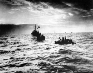 Une vedette des garde-côtes remorque un GMC DUKW dans la Manche. Photo : US National Archives