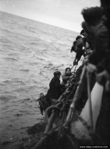 Des rescapés de deux LSI américains coulés lors d'une attaque d'un E-Boat allemand sont récupérés à bord de l'HMS Beagle dans la Manche. Photo : IWM