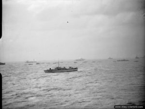 6 juin 1944 : la vedette ML 303 et des chalands de débarquement en route vers les plages de Normandie à travers la Manche. Photo : IWM