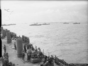 6 juin 1944 : des péniches de débarquement au large de la Normandie, vues depuis le LST 25, dans la Manche. Photo : US National Archives