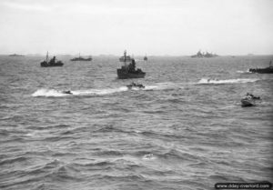6 juin 1944 : des dragueurs de mines (dont le HMT Coriolanus) et des chalands de débarquement (notamment le LCP 358 et le LCP 298) dans la Manche au large de la Normandie. Photo : IWM