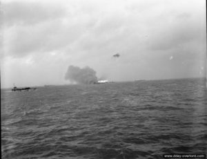 6 juin 1944 : un LCT-R (Landing Craft Tank - Rocket) en action au large des côtes normandes. Photo : IWM