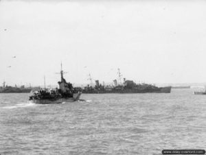 12 juin 1944 : l'HMS Kelvin au large de Courseulles-sur-Mer lors de la visite de Winston Churchill. Photo : IWM