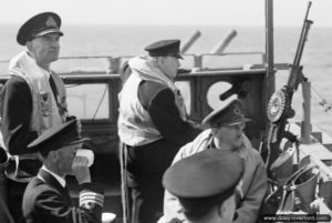 12 juin 1944 : Winston Churchill, les maréchaux Jan Smuts et Alan Brooke, l'amiral W. E. Parry à bord de l'HMS Kelvin. Photo : US National Archives