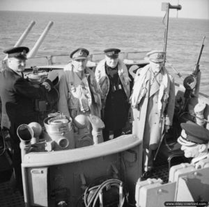 12 juin 1944 : Winston Churchill, les maréchaux Jan Smuts et Alan Brooke, l'amiral W. E. Parry à bord de l'HMS Kelvin. Photo : IWM