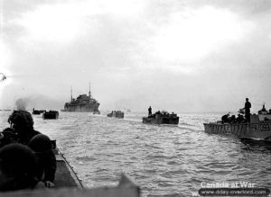 Des LCA (Landing Craft Assault) quittent le HMCS Prince Henry pour rejoindre la côte lors d'un exercice de débarquement en Angleterre. Photo : Archives Canada