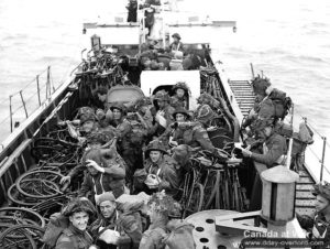 Des soldats du Highland Light Infantry of Canada et du North Nova Scotia Highlanders à bord d'un LCI(L) en route vers la Normandie. Photo : Archives Canada