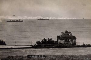 Vue depuis les hauteurs de Folkestone en Angleterre, la flotte d'invasion fait route vers la Normandie, camouflée par la fumée artificielle. Photo : IWM