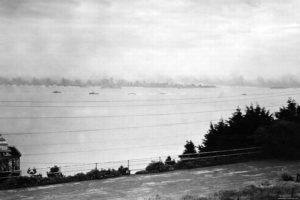 Vue depuis les hauteurs de Folkestone en Angleterre, la flotte d'invasion fait route vers la Normandie, camouflée par la fumée artificielle. Photo : IWM