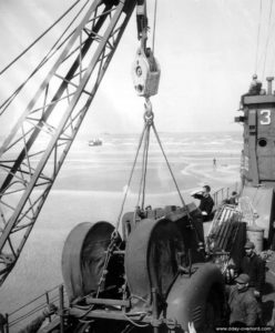 Le LCI(L)-326 débarque du matériel sur une plage de Normandie. Photo : US National Archives