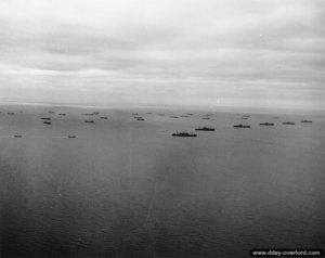Au large des côtes anglaises, la flotte d’invasion attend l’ordre de mouvement vers la Normandie. Photo : US National Archives