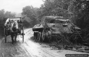 Août 1944 : une charrette normande dépasse l’épave d’un char allemand Panther Ausf G. détruit dans le secteur de Montormel. Photo : IWM