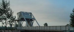 Le pont à bascule d'origine, témoin de l'assaut du 6 juin 1944 à Bénouville par les soldats aérotransportés anglais de la 6th Airborne Division. Musée de Ranville. Photo (2014) : D-Day Overlord