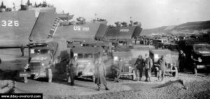 Déchargement de véhicules et équipements à Omaha Beach. Photo : US National Archives