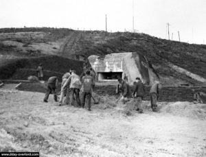 Des prisonniers de guerre allemands devant le Ruquet le 28 mai 1945. Photo : US National Archives