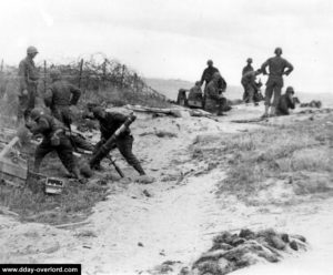 Des mortiers appartenant au 81st Chemical Mortar Battalion ouvrent le feu à partir des hauteurs d'Omaha Beach. Photo : US National Archives