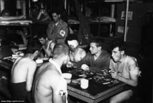 Des blessés américains sont évacués à bord d'un LST devant Omaha Beach à destination de la Grande-Bretagne le 8 juin 1944. Photo : US National Archives