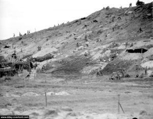 Les dunes d'Omaha habitées par les soldats après les combats. Photo : US National Archives