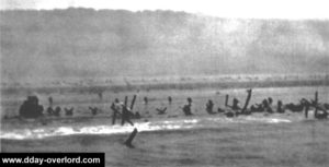 L'infanterie américaine est appuyée par quelques chars amphibies Duplex Drive à Omaha Beach. Photo : US National Archives