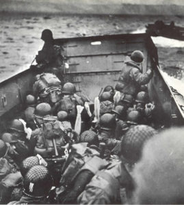 Des barges de débarquement LCVP font route vers Omaha Beach. Photo : US National Archives