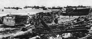 Des chalands de débarquement LCVP et LCA abandonnés au milieu des obstacles de plage à Omaha. Photo : US National Archives