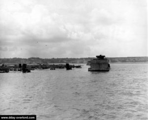 Mise en place des caissons Phoenix surmontés de tourelle pour canon antiaérien remorqué à travers la Manche. Photo : US National Archives
