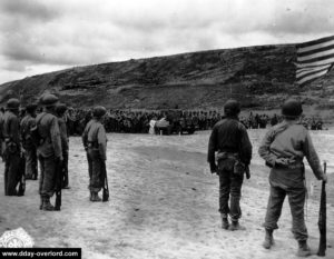 12 juin 1944 : messe au cimetière provisoire N°1 à Saint-Laurent-sur-Mer célébrée par le révérend William Dempsey sur la plage de Vierville-sur-Mer. Photo : US National Archives