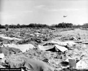 Rassemblement des corps de soldats au cimetière N°2 le 10 juin à Omaha Beach. Photo : US National Archives