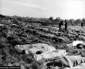 Rassemblement des corps de soldats au cimetière N°2 le 10 juin à Omaha Beach. Photo : US National Archives