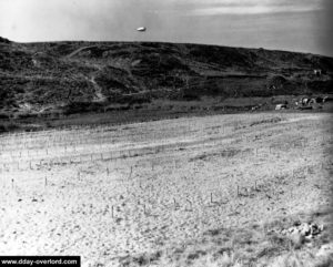 12 juin 1944 : messe au cimetière provisoire N°1 à Saint-Laurent-sur-Mer célébrée par le révérend William Dempsey sur la plage de Vierville-sur-Mer. Photo : US National Archives