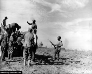 Prise en compte des morts américains par les prisonniers allemands à Omaha Beach. Photo : US National Archives