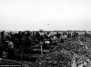 Préparation des tombes du cimetière N°2 à Colleville-sur-Mer. Photo : US National Archives