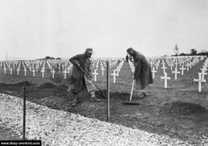 Préparation des tombes du cimetière N°2 à Colleville-sur-Mer. Photo : US National Archives