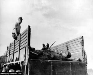 Prise en compte des morts américains par les prisonniers allemands à Omaha Beach. Photo : US National Archives