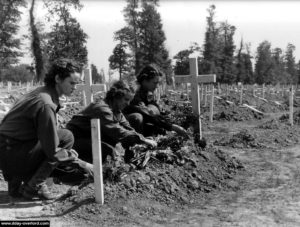 Des WAC fleurissent la tombe d'un soldat enterré au cimetière N°2 d'Omaha Beach. Photo : US National Archives