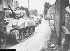 Convoi composé de Jeeps et d'un char Sherman dans Colleville-sur-Mer. Photo : US National Archives