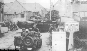 Un DUKW et une Jeep à l'entrée de Colleville-sur-Mer. Photo : US National Archives
